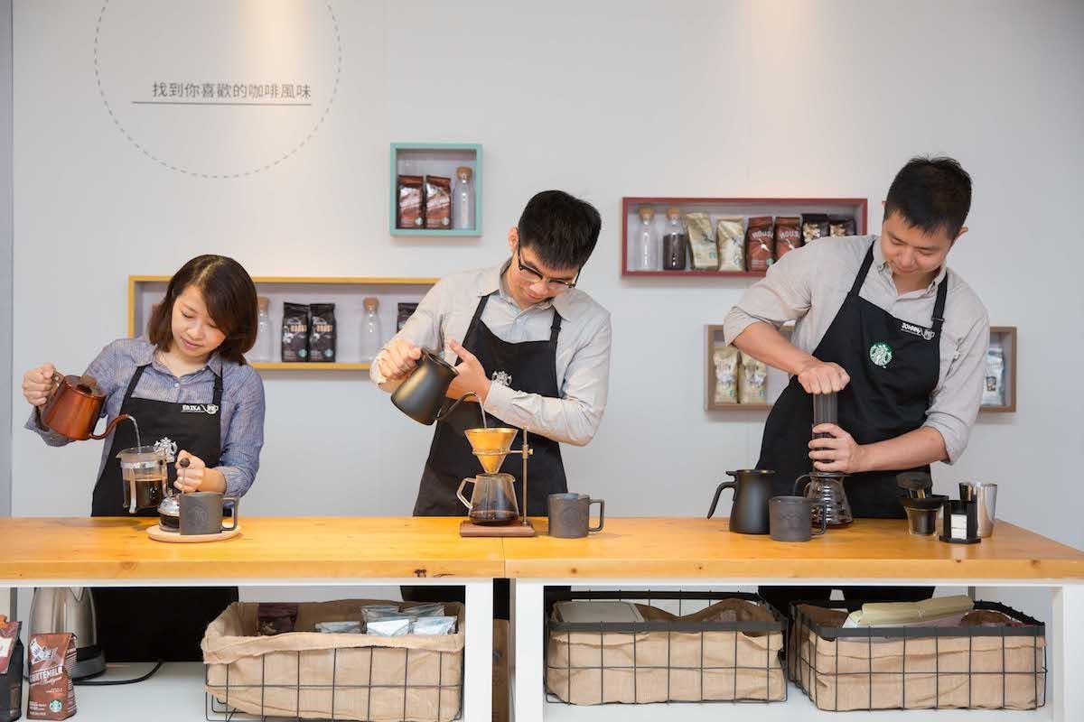 Coffee Lab(咖啡實驗室)，近60位咖啡大師運用近10種咖啡器具，帶領消費者瞭解不同咖啡產區故事及味覺體驗。圖片提供_星巴克